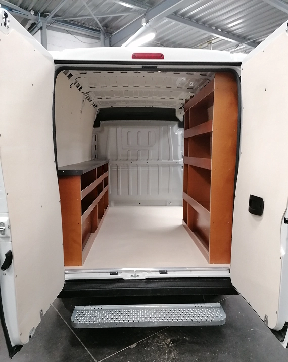 Menuiserie Lef&egrave;vre : v&eacute;hicule am&eacute;nag&eacute; &agrave; Tremblay-les-Villages pr&egrave;s de Nogent-le-Roi & Ch&acirc;teauneuf-en-Thymerais